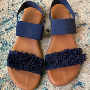 Andre Assous fringe sandles stretch elastic straps size 10 narrow navy .